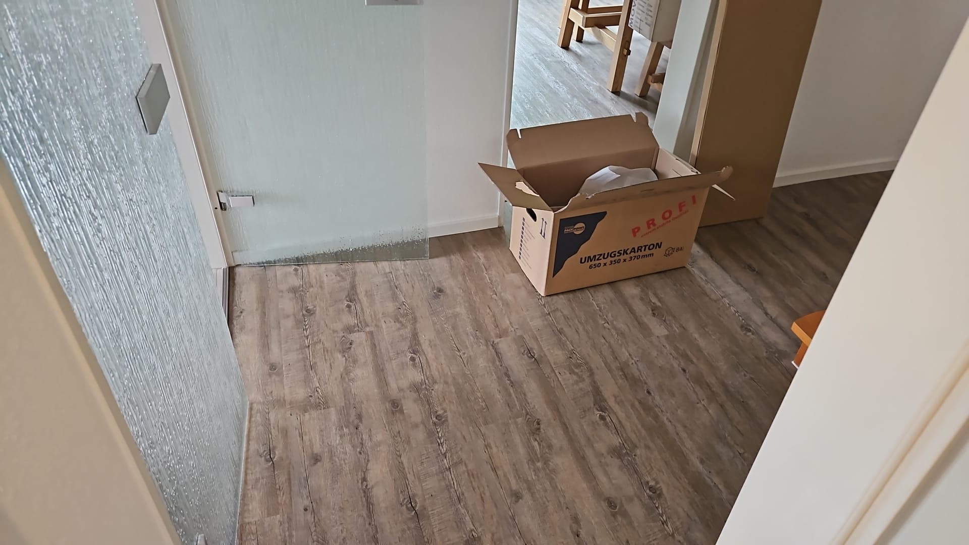 Frisch verlegter Vinylboden in Holzoptik im Flur in Coldewei, Wilhelmshaven