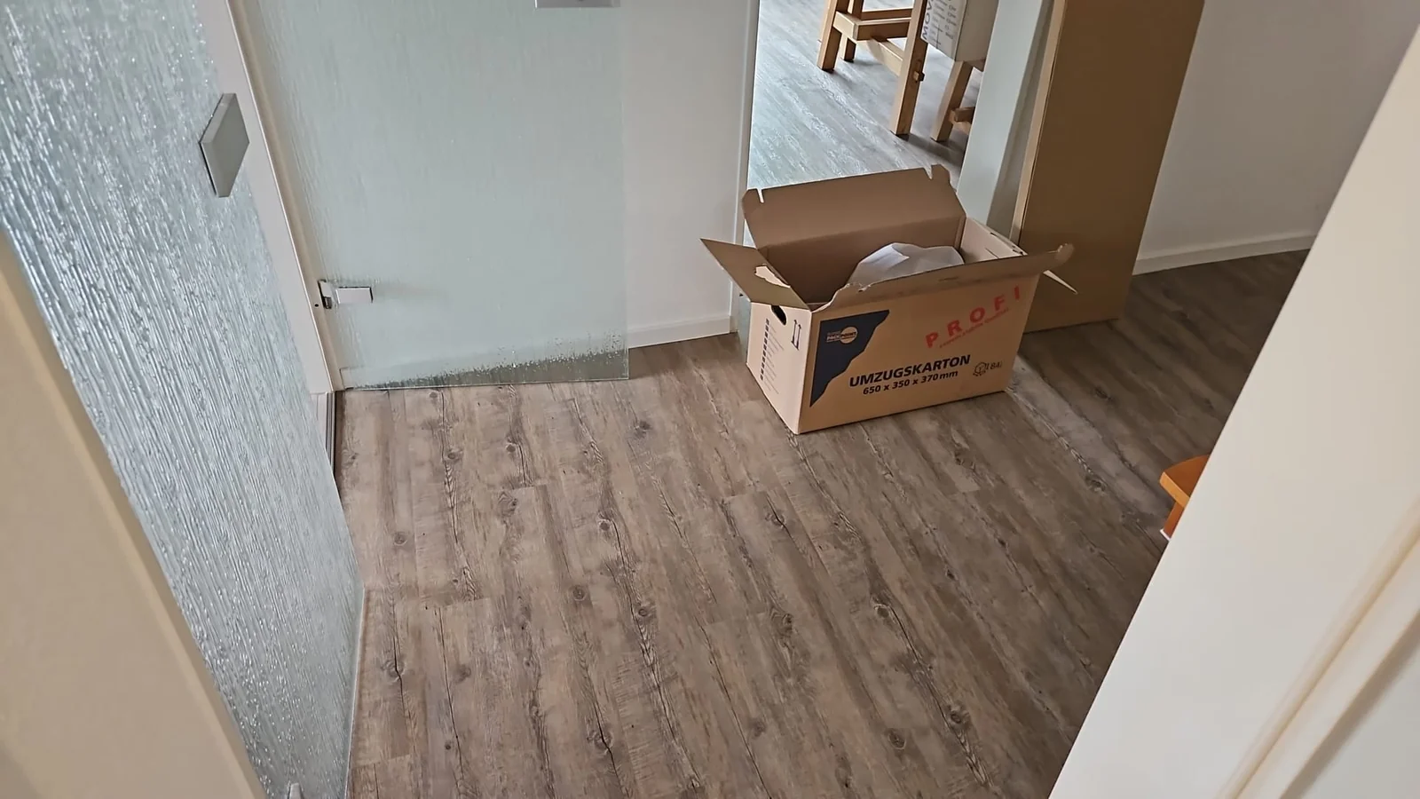 Vinyl in Holzoptik – frisch verlegt im Flur, noch während der Endmontage. Frisch verlegter Vinylboden in Holzoptik im Flur in Coldewei, Wilhelmshaven