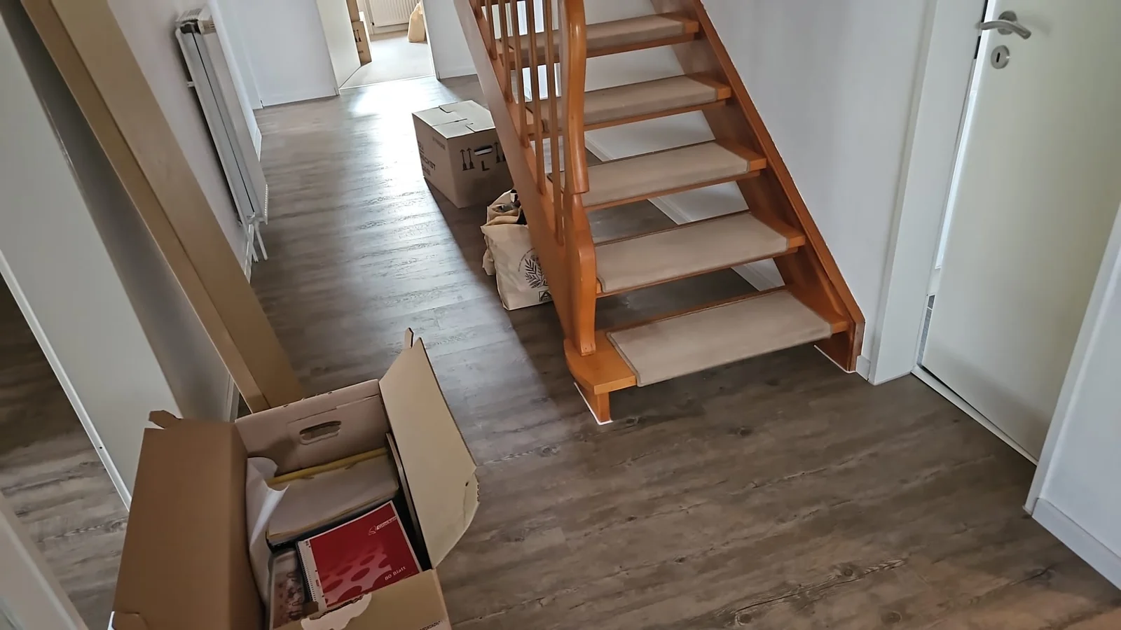 Vorher-Nachher-Vergleich: Flur mit Treppe in Coldewei – vorher Altzustand, nachher neuer Vinylboden – Nachher