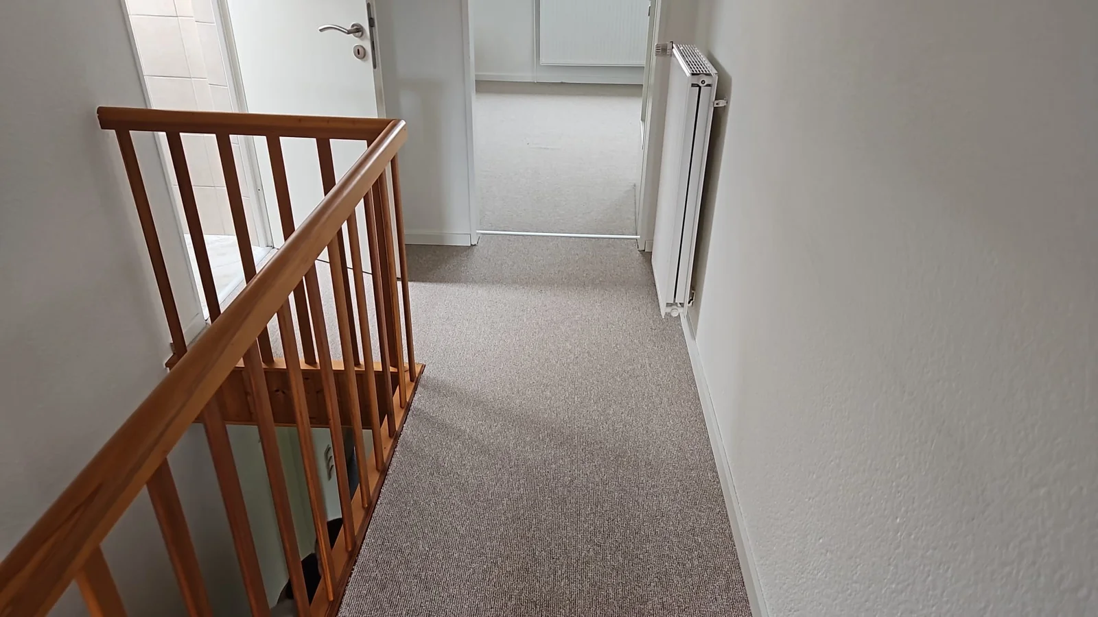 Schlingenteppich im Flur- und Treppenpodest der zweiten Etage. Schlingenteppich im Flur der zweiten Etage in Coldewei, Wilhelmshaven
