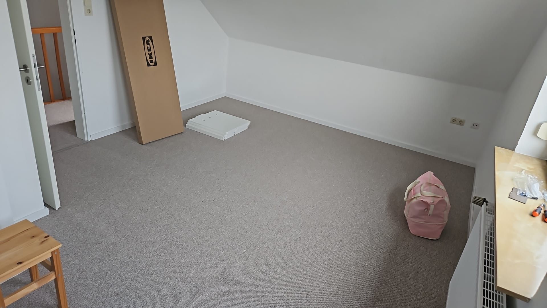 Schlingenteppich in einem Dachschrägen-Zimmer in Coldewei, Wilhelmshaven