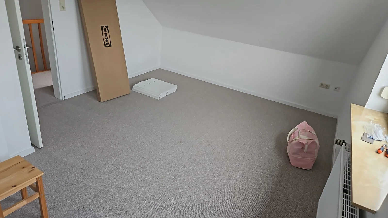 Fertig verlegter Schlingenteppich in einem Zimmer mit Dachschräge. Schlingenteppich in einem Dachschrägen-Zimmer in Coldewei, Wilhelmshaven