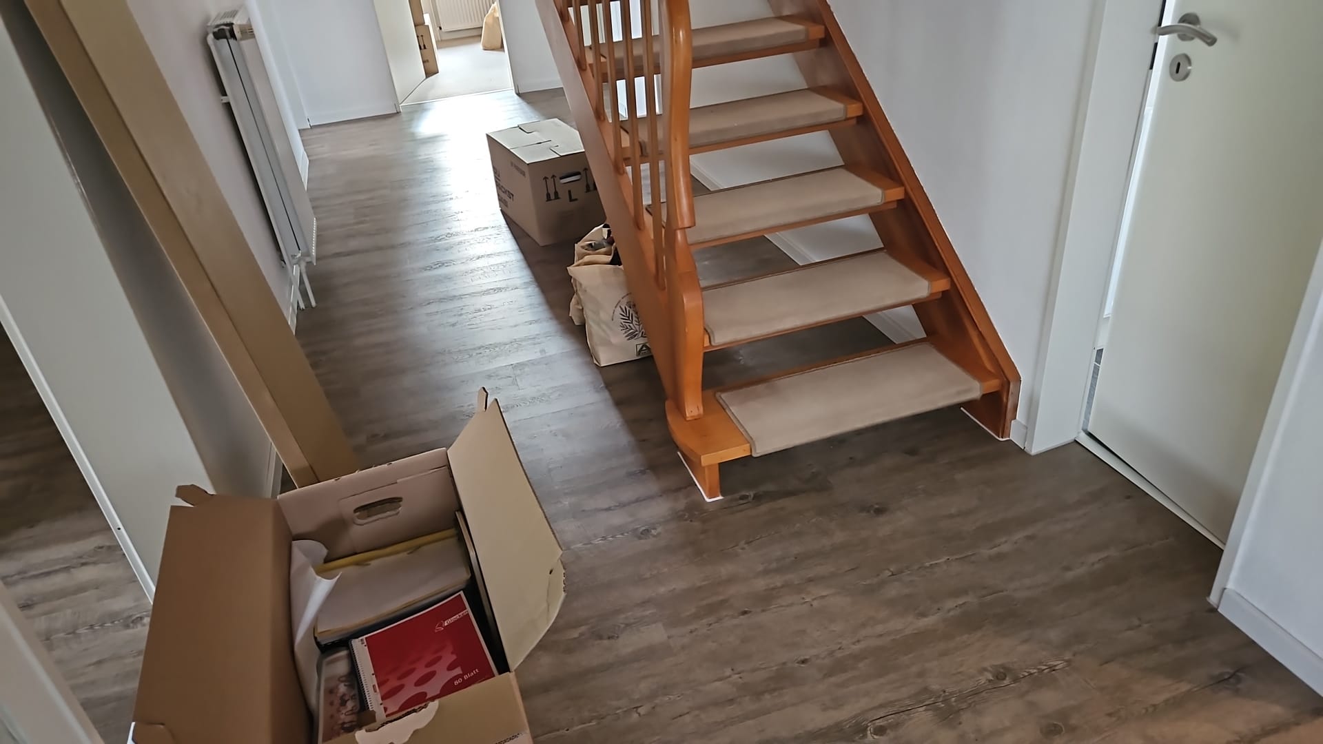 Vinylboden im Flur und an der offenen Treppe in Coldewei, Wilhelmshaven