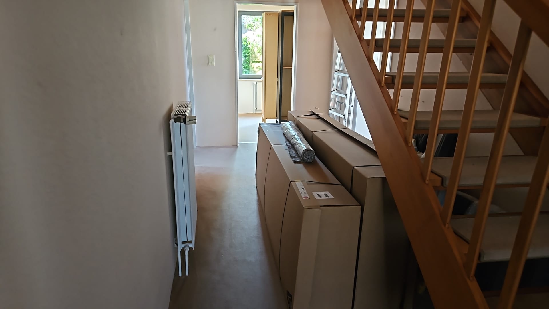 Vorbereitung im Flur mit Material und freigelegtem Untergrund in Coldewei