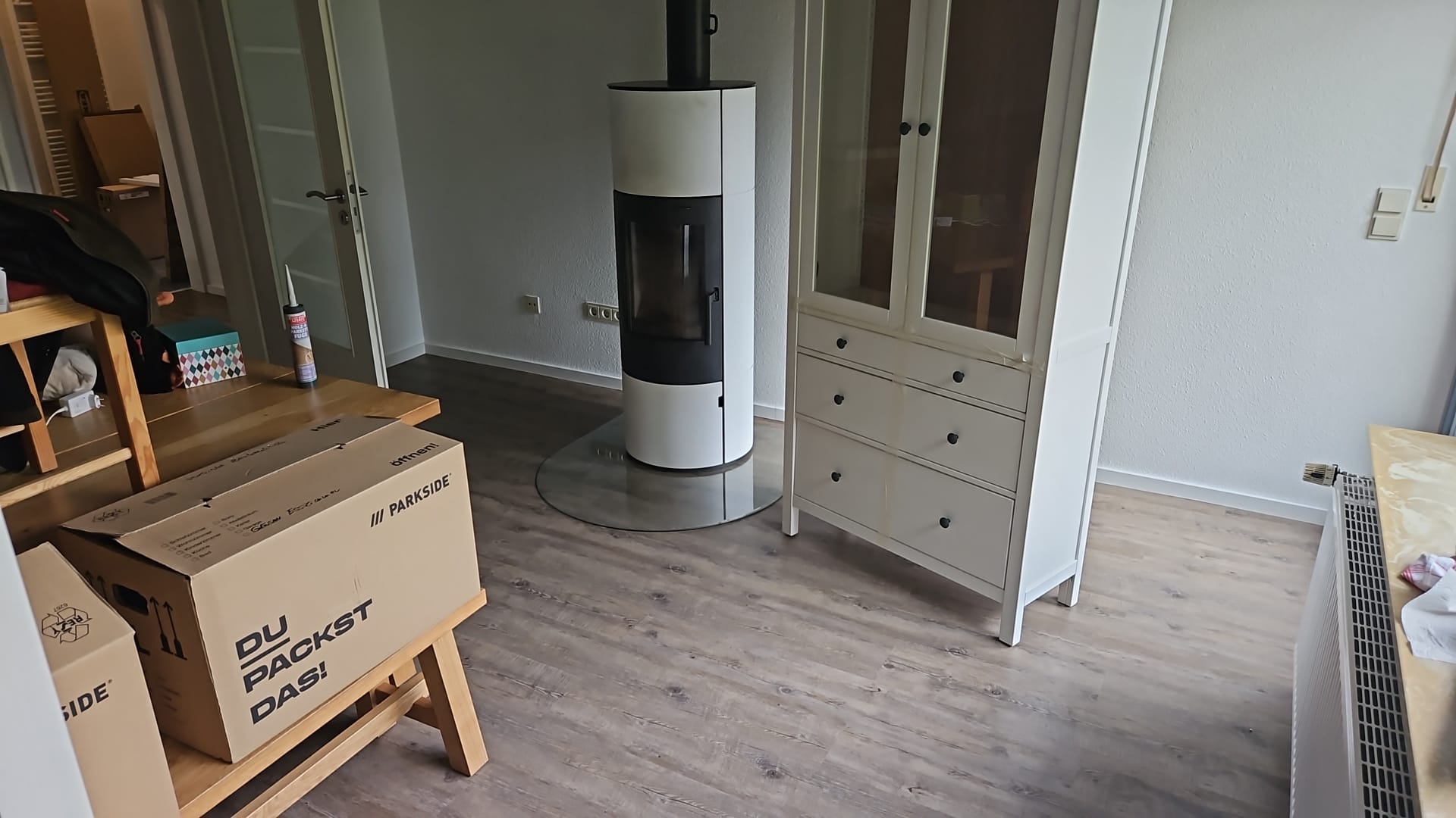 Vinylboden im Wohnzimmer mit Kaminofen in Coldewei, Wilhelmshaven