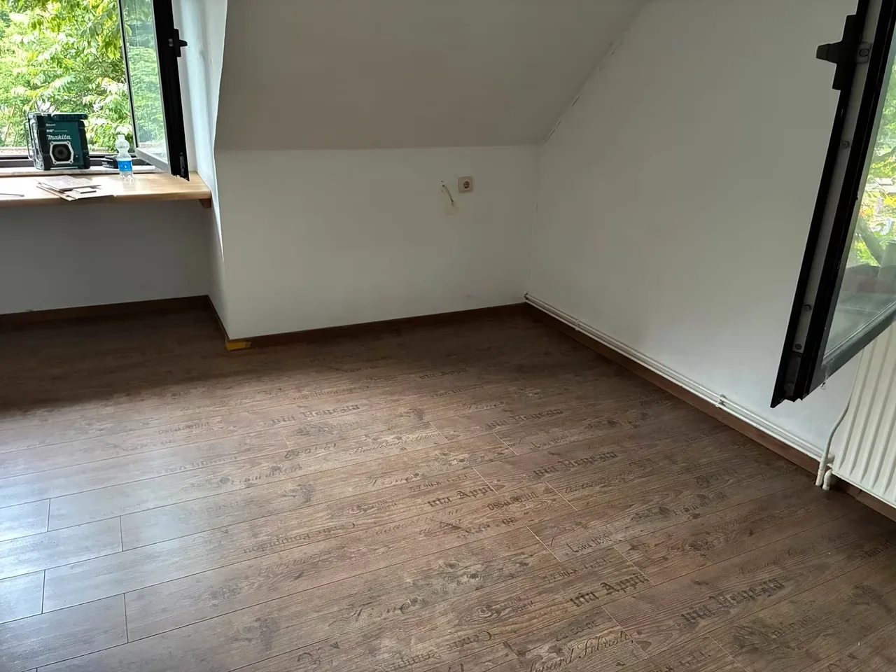 Vorher-Nachher-Vergleich aus Bremerhaven: Untergrund mit Teppich- und Kleberesten, danach fertig verlegtes Laminat in dunkler Holzoptik – Nachher