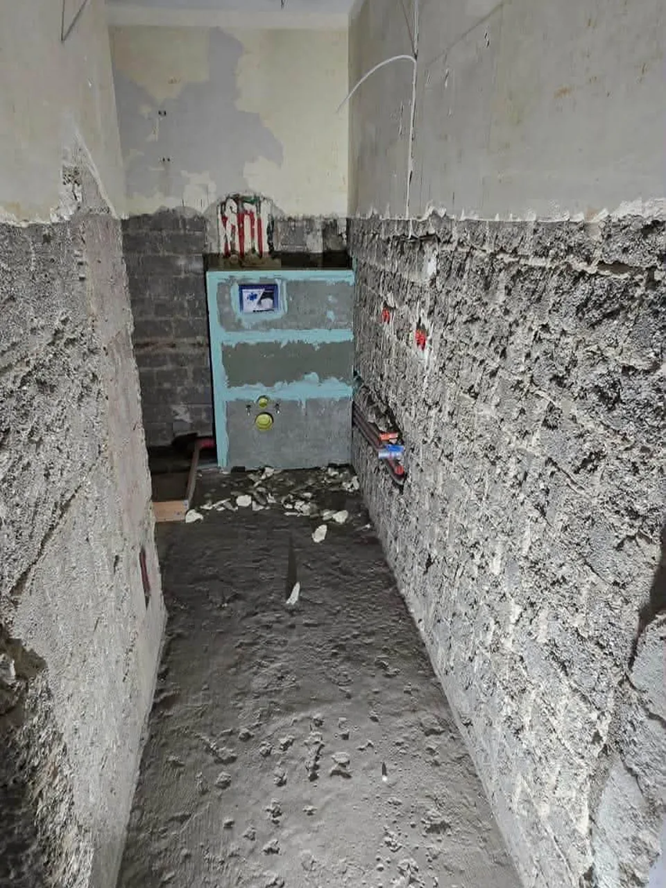 Vorher-Nachher-Vergleich aus Schortens: roher Raum mit unverputztem Mauerwerk, danach gespachtelte Wände und geglätteter Boden – Vorher