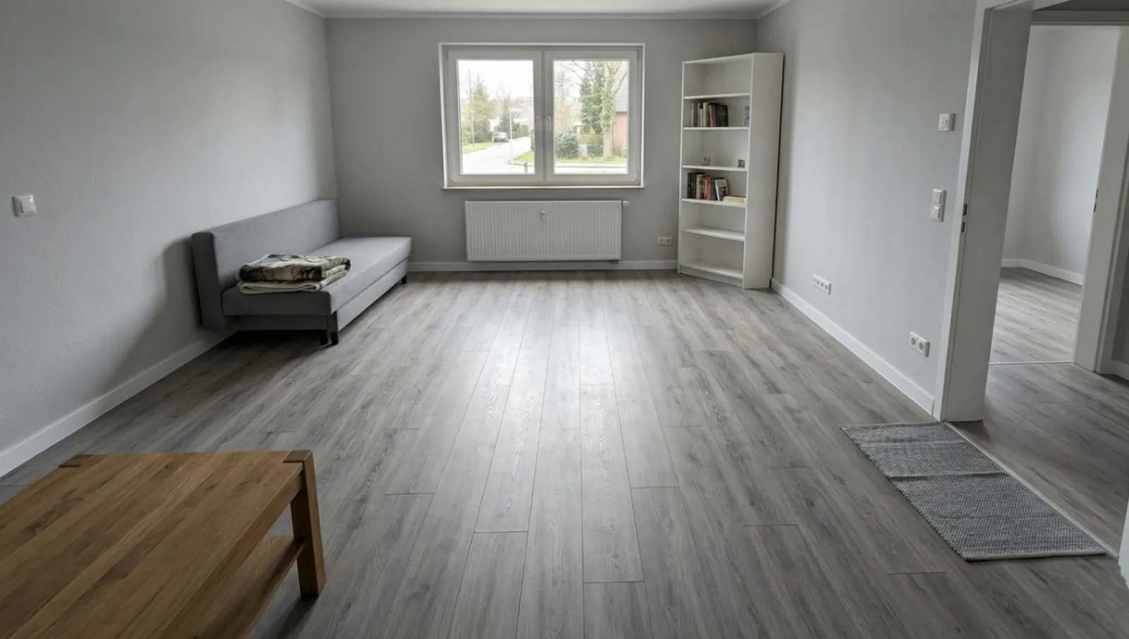 Neu verlegter Boden im Wohnraum – großformatig, ruhig und gleichmäßig verlegt. Heller Wohnraum mit neu verlegtem Boden in Wilhelmshaven